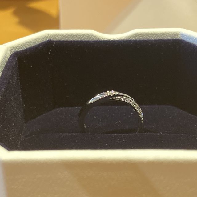 【4℃ BRIDAL(ヨンドシーブライダル)の口コミ】 女性用指輪:相手側、自分側から見ても輝いていて、上品なデザイン。また中…