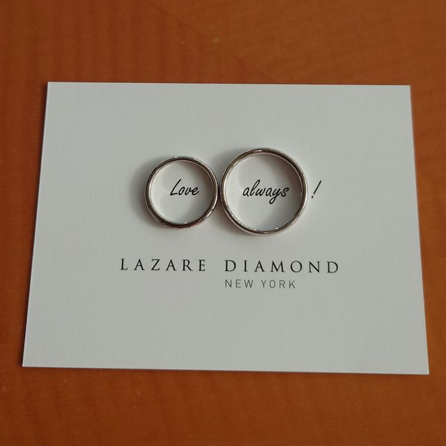 【ラザール ダイヤモンド(LAZARE DIAMOND)の口コミ】 ネットで斜めのデザインの指輪を見て気になり訪問しましたが、色々詳しく…