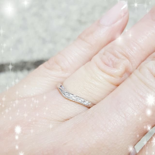 【アンジェリックフォセッテ(Angelique Fossette)の口コミ】 婚約指輪との重ね付けがしたいので、相性が良い物を選びました。緩やかなV…