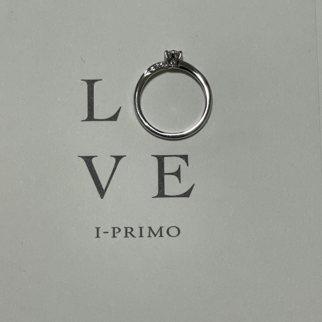 【アイプリモ(I-PRIMO)の口コミ】 シンプルでありながら台座にもダイヤが埋め込まれており、左右どちらから…