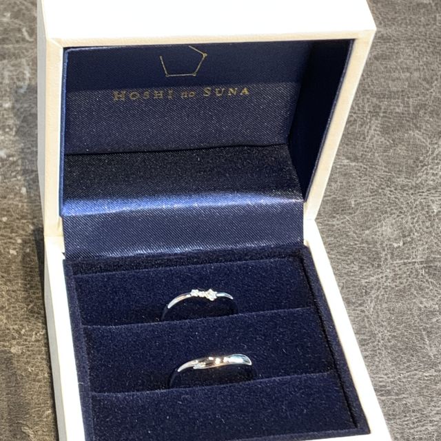 【HOSHI no SUNA 星の砂(ほしのすな)の口コミ】 デザイン優先で決めました。角度の大きいV字の指輪があまりなく、目につい…