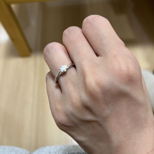 【CHER LUV(シェールラブ)の口コミ】 シンプルなデザインではあるが、緩やかなツイストをかけることによりオシ…