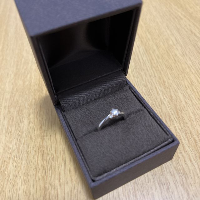 【CHER LUV(シェールラブ)の口コミ】 シンプルなデザインではあるが、緩やかなツイストをかけることによりオシ…