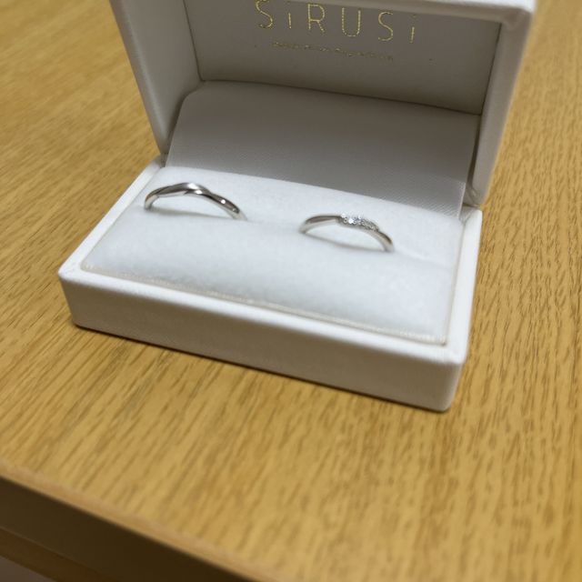 【SiRUSi(シルシ)の口コミ】 シンプルなデザインではあるが、わずかにウェーブをかけることによりアク…