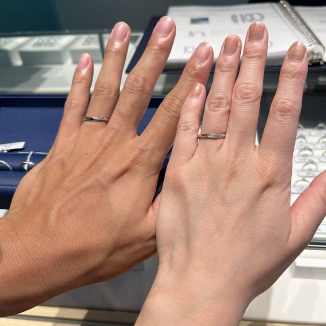 【銀座ダイヤモンドシライシの口コミ】 シンプルなデザインを探していました。細身のリングで、ウェーブが少しか…