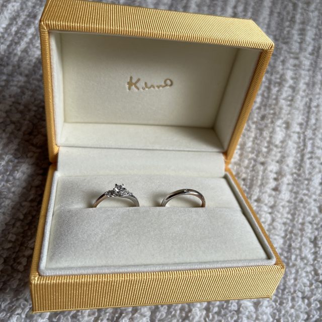 【ケイウノ ブライダル(K.UNO BRIDAL)の口コミ】 結婚指輪は通常のリングに少し葉っぱの刻印を増やす程度のアレンジを加え…