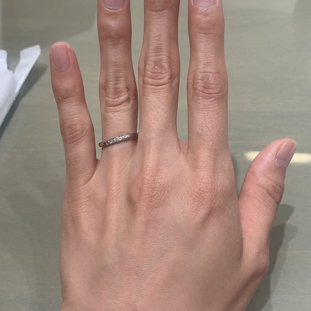 【アイプリモ(I-PRIMO)の口コミ】 色々なデザインを見せてもらい、直感でこれだと思った。中央部に石が5石入…