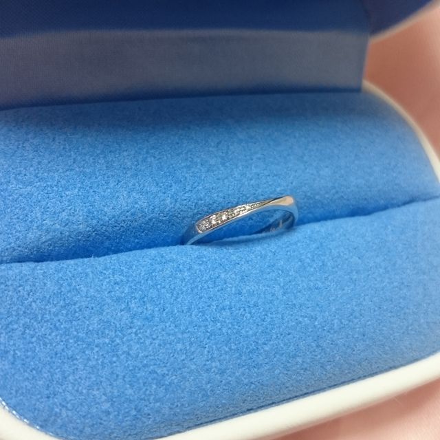 【銀座ダイヤモンドシライシの口コミ】 ダイヤモンドシライシさんは、デザインが豊富でどれも素敵な指輪でした。…