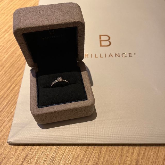 【BRILLIANCE+(ブリリアンスプラス)の口コミ】 彼女の希望を尊重して選びました。あまり他では見ないデザインなのでとて…