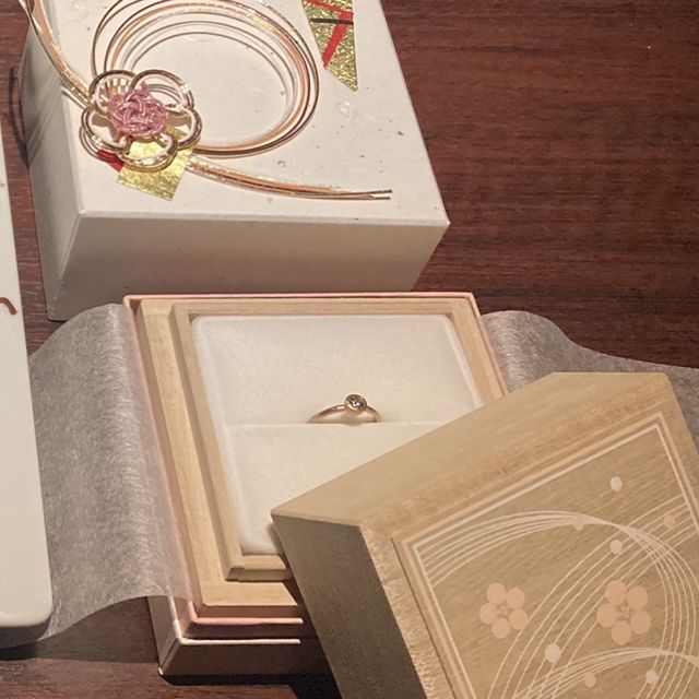 【NEUSPUR(ノイシュプール)の口コミ】 デザインです。爪ではなくダイヤを囲む様に台があるのがとても可愛くて、…