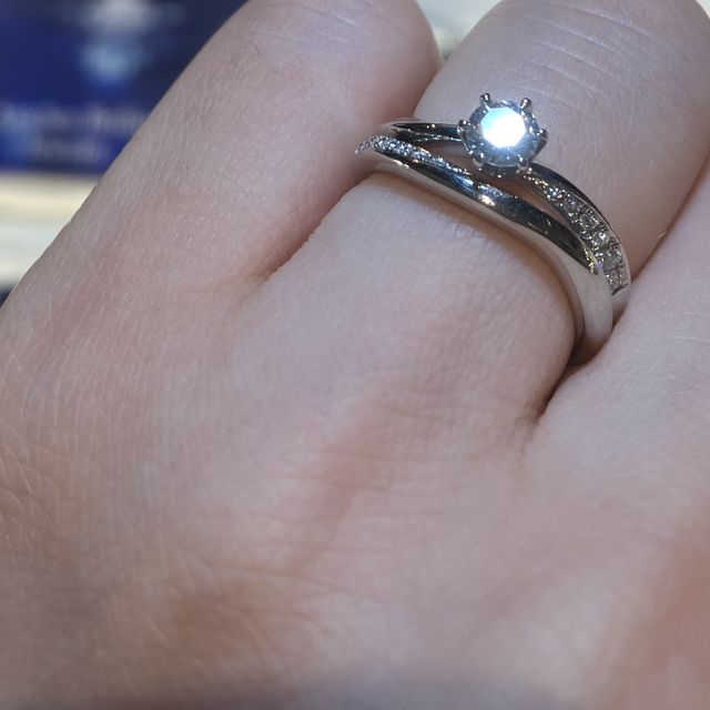 【ROYAL ASSCHER(ロイヤル・アッシャー)の口コミ】 他のブランドと比べ青白く光るダイヤモンドが印象的でした。あまり見ない…