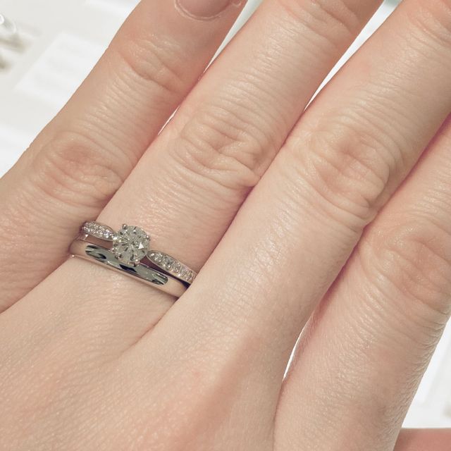 【ティファニー(Tiffany & Co.)の口コミ】 第一印象はキラキラ光り輝くダイヤが素敵だなと思いました。
実際に着けて…