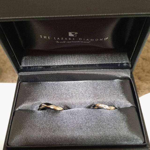 【ラザール ダイヤモンド(LAZARE DIAMOND)の口コミ】 他にはないデザイン。左薬指にはめて、ちょうどまっすぐになるデザインに…