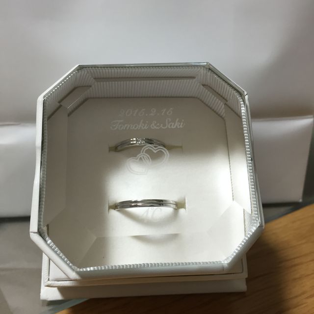 【4℃ BRIDAL(ヨンドシーブライダル)の口コミ】 全体にダイヤがついているものか、真ん中に一粒ついているものかで悩みま…