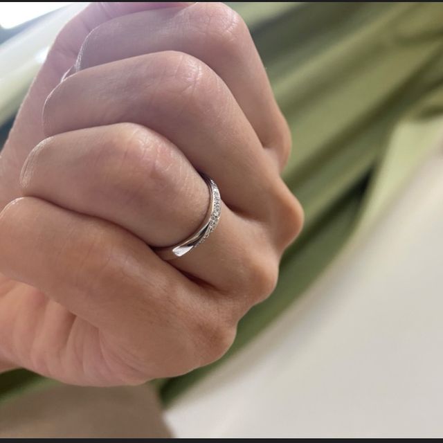 【ENUOVE(イノーヴェ)の口コミ】 価格は2人で20万以内に収まるように、と探していました。ダイヤモンドのカ…