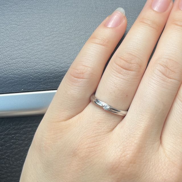 【銀座ダイヤモンドシライシの口コミ】 シンプルだけどこだわりのあるデザインがとても可愛い指輪で、付け心地も…