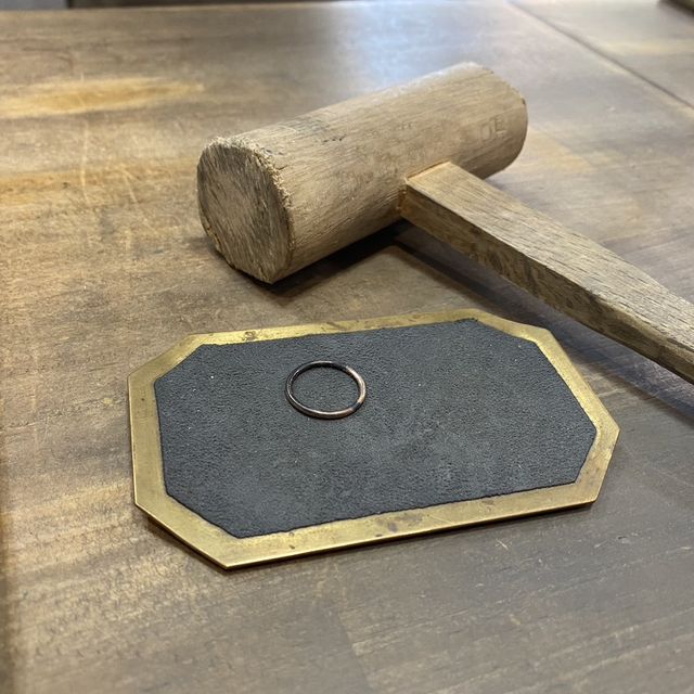 【ついぶ工房の口コミ】 日常使いも出来るように、指輪は細めのものにしました。また結婚指輪と重…