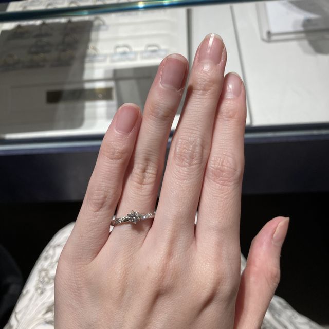 【銀座ダイヤモンドシライシの口コミ】 人と被らないデザイン、華奢で可愛らしいデザイン、華美すぎないもの、ス…