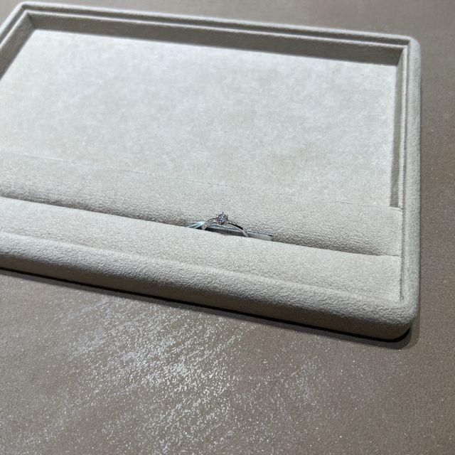 【BRILLIANCE+(ブリリアンスプラス)の口コミ】 婚約指輪の好みをイメージして選びました。
サイドストーンはシンプルかつ…