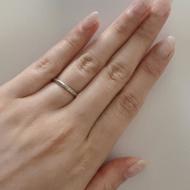 【銀座ダイヤモンドシライシの口コミ】 ペアでデザインが違く、私のはシンプル、旦那のは太めでマットな質感でお…