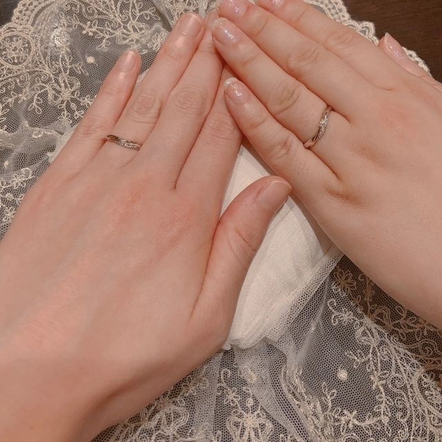 【ケイウノ ブライダル(K.UNO BRIDAL)の口コミ】 指輪の形がV字で細身、そして控えめながらダイヤモンドが入っているのが自…