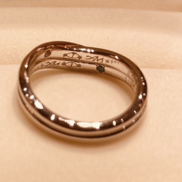 【ケイウノ ブライダル(K.UNO BRIDAL)の口コミ】 指輪の形がV字で細身、そして控えめながらダイヤモンドが入っているのが自…