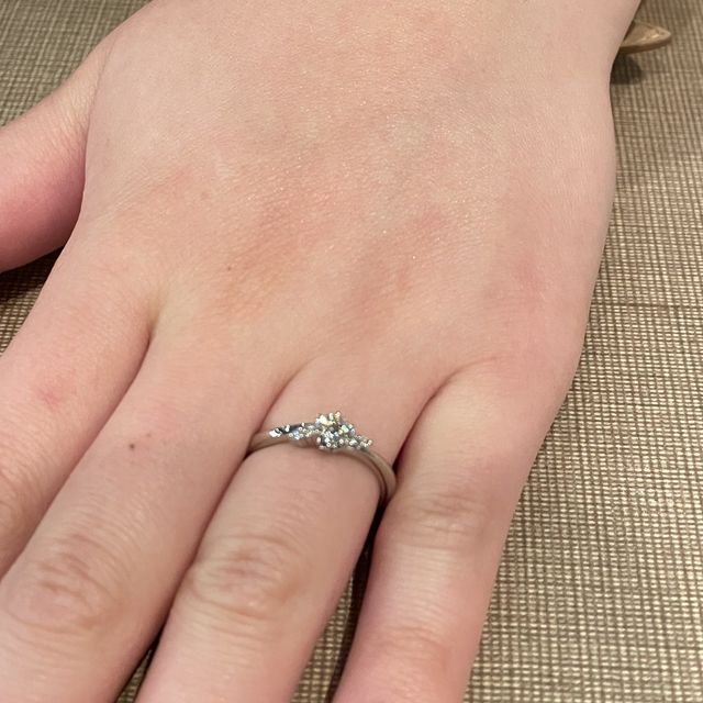 【アイプリモ(I-PRIMO)の口コミ】 真ん中に大きいダイヤがあり、その周りに小さいダイヤがあって、とっても…