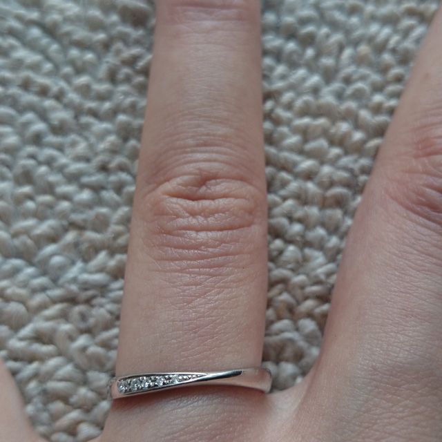 【銀座ダイヤモンドシライシの口コミ】 小さなダイヤ入りでちょっと豪華ながらも使いやすいデザインだったのが一…