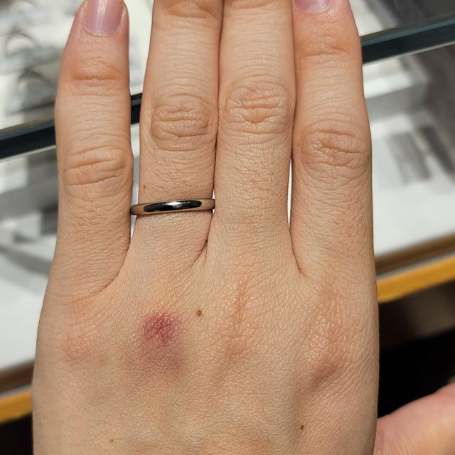 【銀座ダイヤモンドシライシの口コミ】 非常にシンプルなデザインで、ワンポイント、ラインなども入っていないタ…