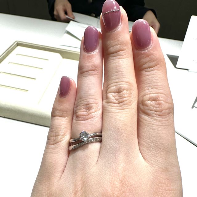 【和光ブライダルブティックギンザの口コミ】 ウェーブのかかったデザインを着用させていただきました。薬指から小指に…