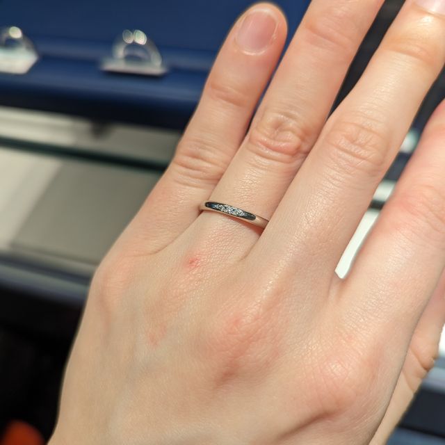 【銀座ダイヤモンドシライシの口コミ】 片面のみにダイヤモンドが複数個あしらわれたデザインです。シンプルなが…