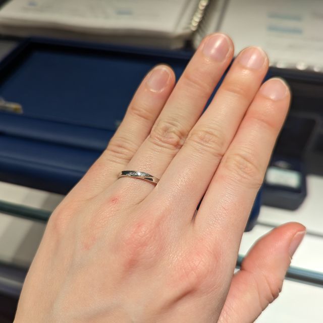 【銀座ダイヤモンドシライシの口コミ】 指輪を着用した時のイメージは「四角」です。角がはっきりしており、かっ…