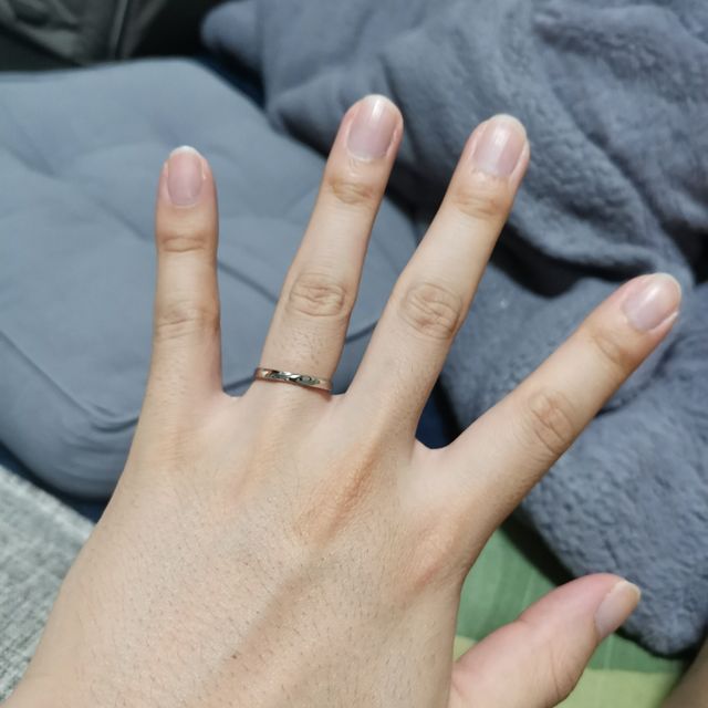 【nocur(ノクル)の口コミ】 指輪のデザインはシンプルで品のあるデザインです。テイストはシンプルで…