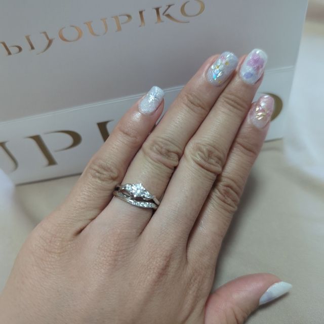 【Flowaves(フロウェーブス)の口コミ】 婚約指輪は高かったので、試着のみで別で購入しました。形は可愛いのです…