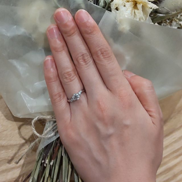 【ENUOVE(イノーヴェ)の口コミ】 デザインが可愛らしく、嫁の手にとても馴染みました。センターのダイヤは…