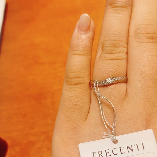 【TRECENTI(トレセンテ)の口コミ】 真ん中のキラキラダイヤがすごくかわいいです。ウェーブになっているダイ…
