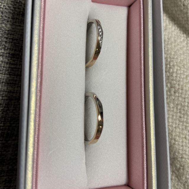 【nocur(ノクル)の口コミ】 決めてはデザインと価格でした。
プラチナとピンクゴールドの２色で女性側…