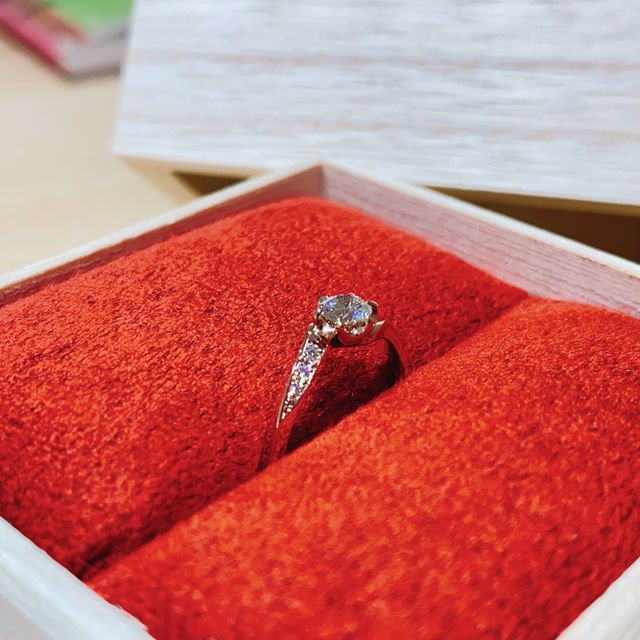 【出雲結(いずもゆい)の口コミ】 指輪のデザインに一目惚れしました。
実物を見てみると、とても細かくて綺…