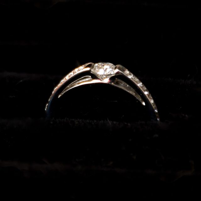 【ラザール ダイヤモンド(LAZARE DIAMOND)の口コミ】 ダイヤの輝きと美しさ、ダイヤの形がはめてからも見れると言う他ではあま…