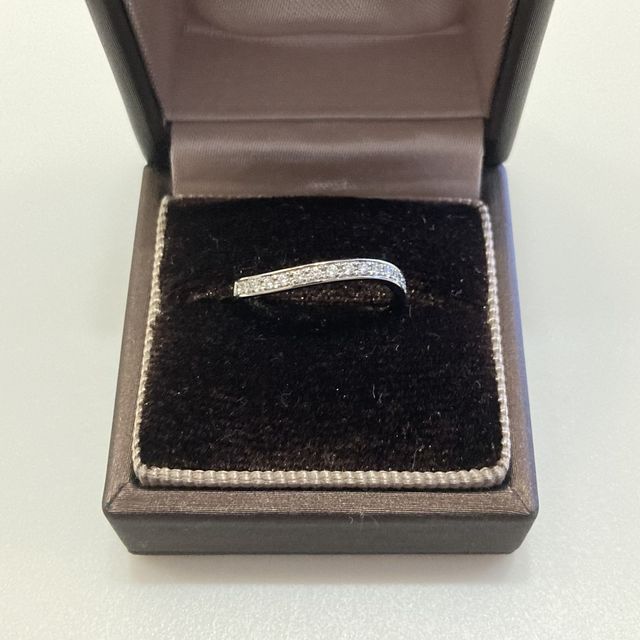 【アイプリモ(I-PRIMO)の口コミ】 指輪がウェーブで指に合っていた。
ダイヤが多いデザインが良かったが、
…