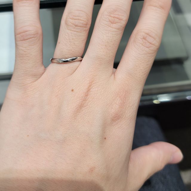 【アイプリモ(I-PRIMO)の口コミ】 このリングは外側に2本のラインが入っているタイプです。シンプルで主張し…
