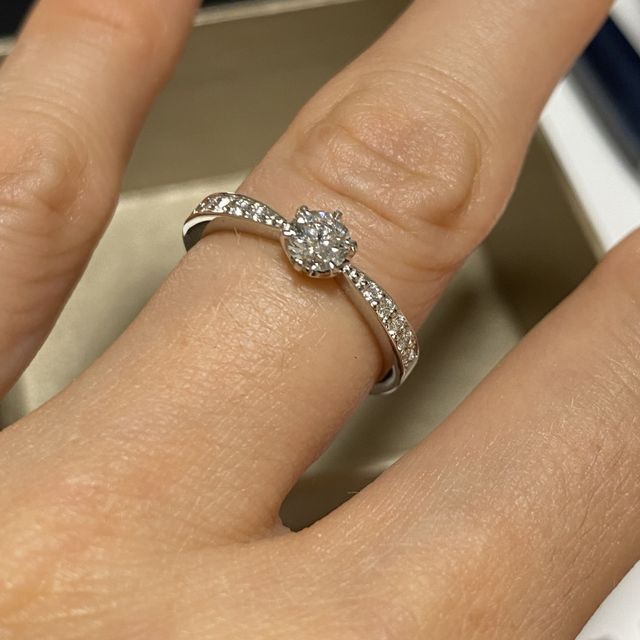 【ラザール ダイヤモンド(LAZARE DIAMOND)の口コミ】 デザインはシンプルだけど宝石の存在感もあり、指輪初心者の私にとってち…