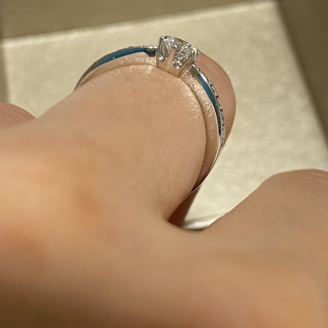 【ラザール ダイヤモンド(LAZARE DIAMOND)の口コミ】 デザインはシンプルだけど宝石の存在感もあり、指輪初心者の私にとってち…