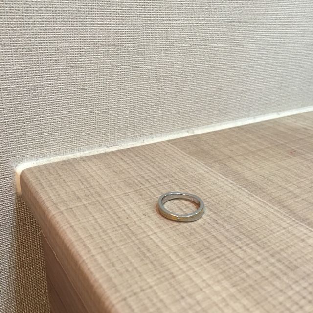 【THE KISS(ザ・キッス)の口コミ】 ステンレスと聞いて、初めはシルバーで探していたのですが、丈夫なのと、…