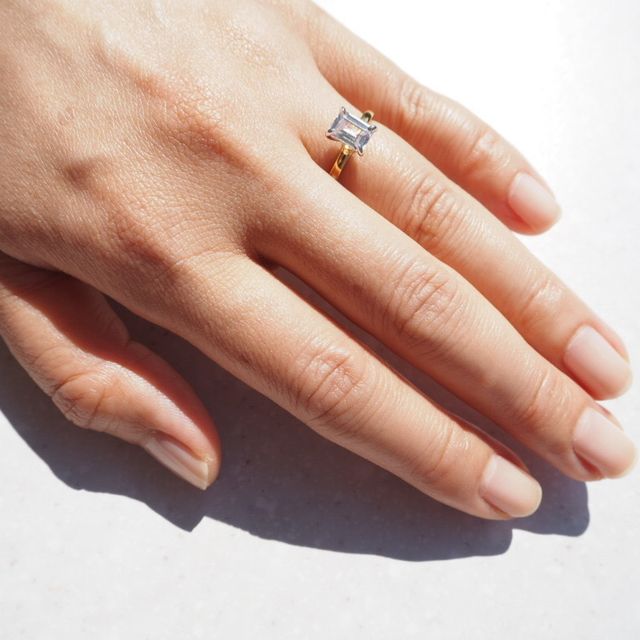 【DIALLURE(ディアリュール)の口コミ】 シンプルでモダンなデザインが好きで、婚約指輪を探す前からずっとエメラ…