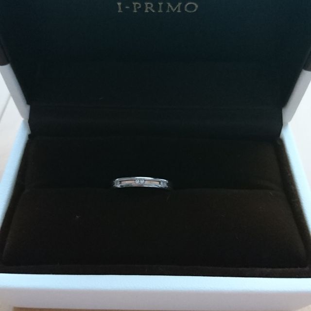 【アイプリモ(I-PRIMO)の口コミ】 婚約指輪と重ねてつけたときにしっくりくるものを選びました。デザインは…