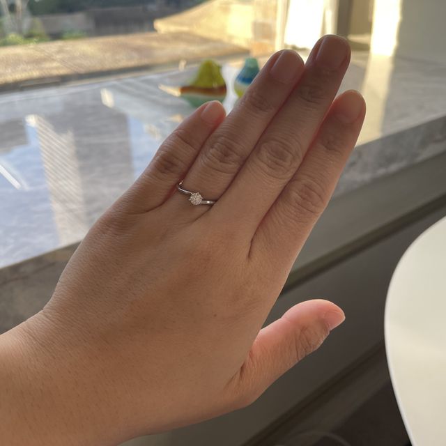 【BRILLIANCE+(ブリリアンスプラス)の口コミ】 指が短くて太いので、少しでも長く見えるものがよくてこのデザインにしま…