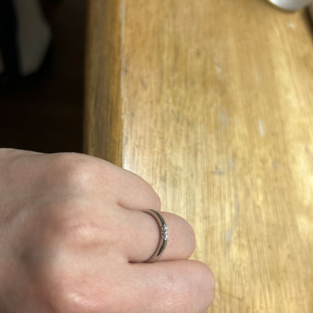 【ラザール ダイヤモンド(LAZARE DIAMOND)の口コミ】 ダイアモンドの輝きが魅力です。
9個の石が上下にも付いており、自分から…