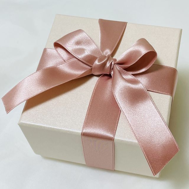 【アイプリモ(I-PRIMO)の口コミ】 お揃い感のある指輪を探していました。
私は、ダイヤがたくさんついた華や…