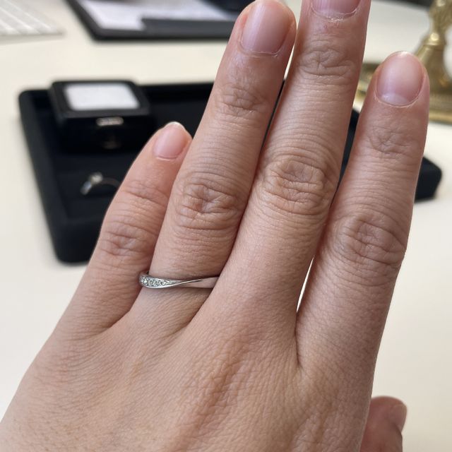 【BRILLIANCE+(ブリリアンスプラス)の口コミ】 婚約指輪のリングを選ぶ時、最初は斜めにダイヤモンドが入ったデザインが…